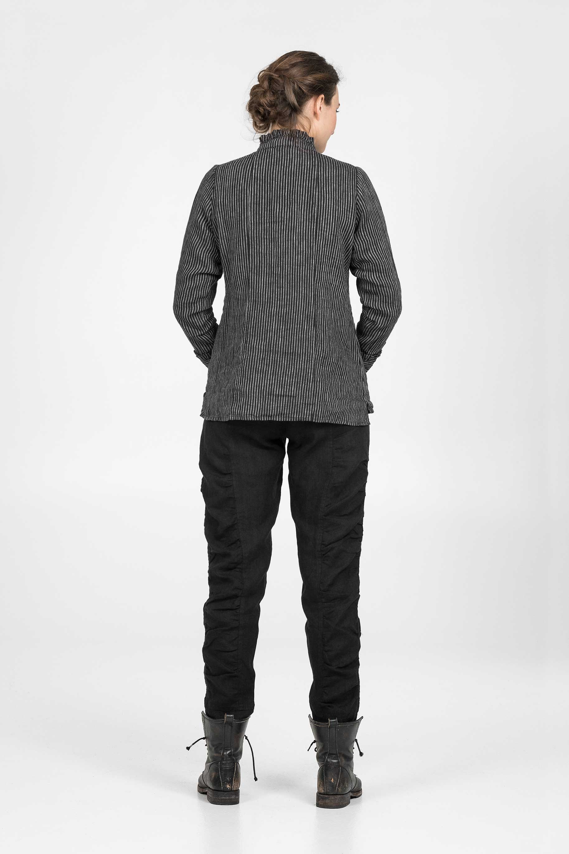 Linnebluse med ståkrage og knapper