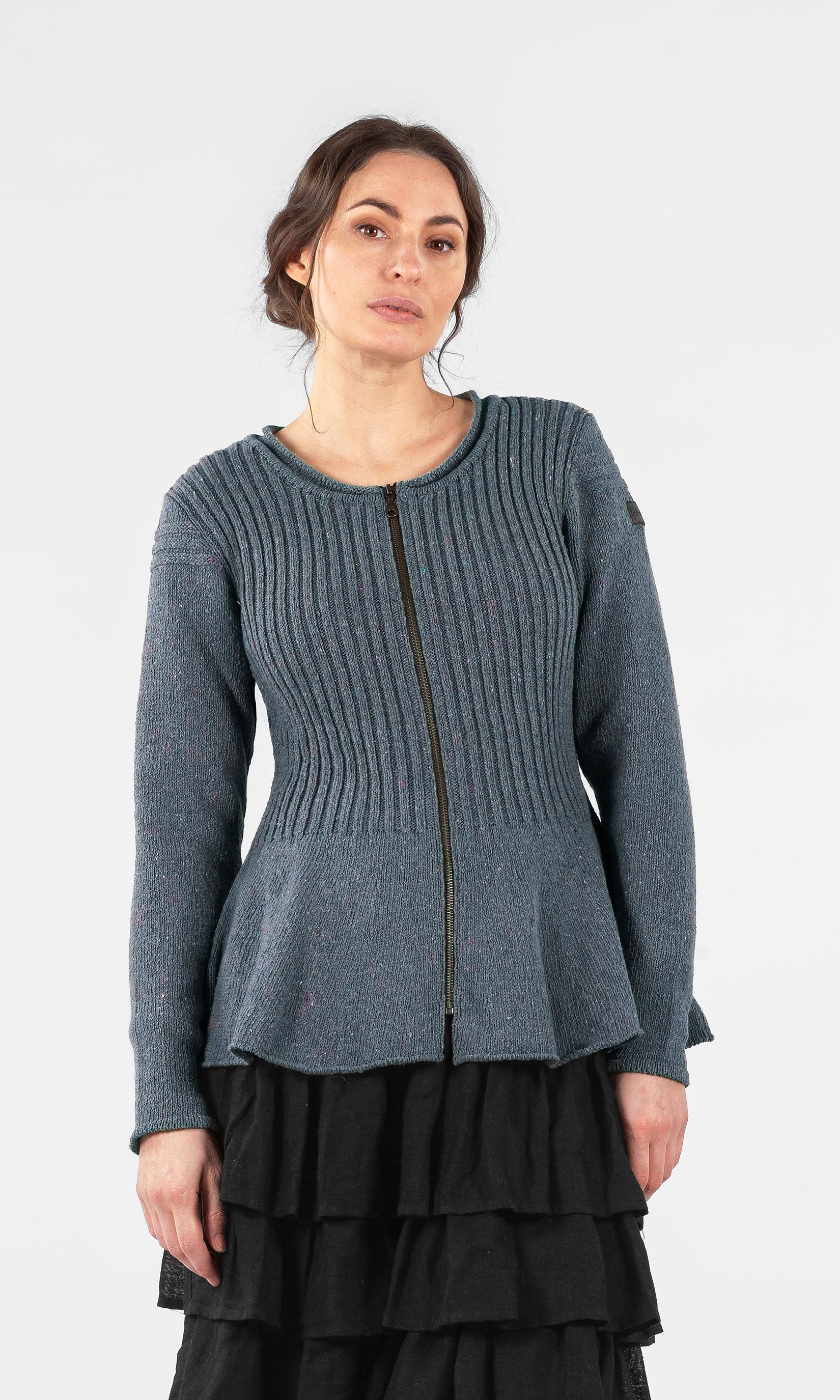 Kofta med dragkedja, stickad av recycled denim