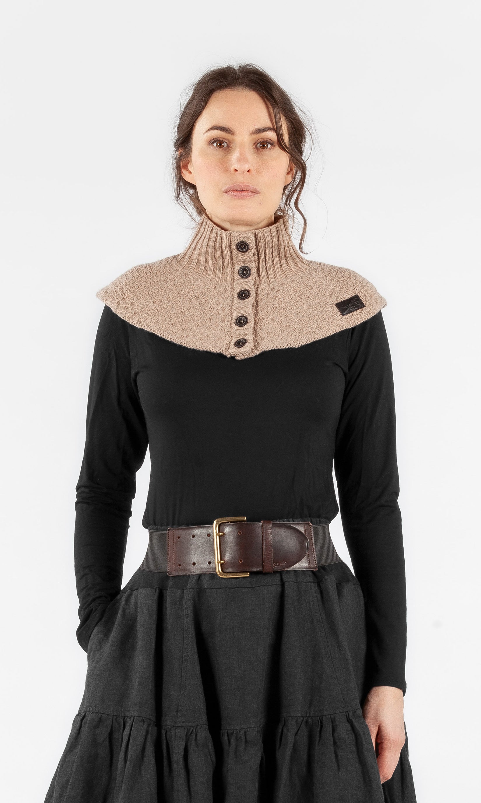 Ullkrage med knäppning, beige - Olars Ulla