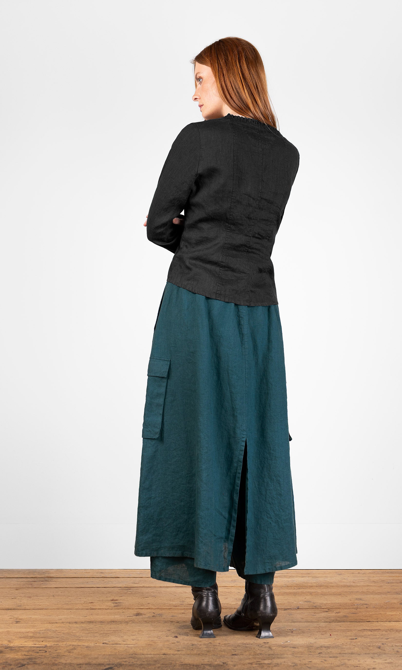 Blus med volangdetaljer, figursydd, svart - Olars Ulla