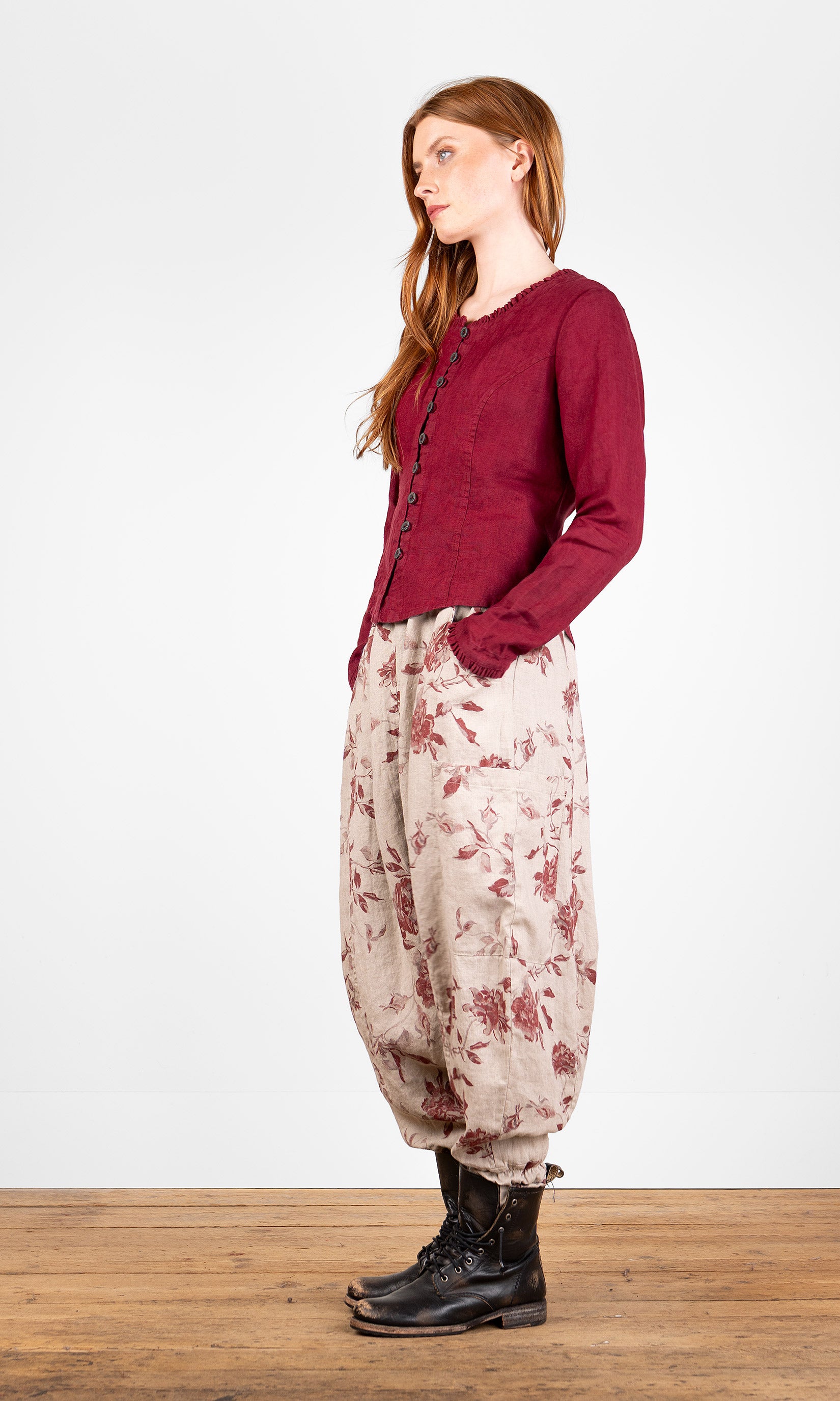 Blus med volangdetaljer, figursydd, röd - Olars Ulla