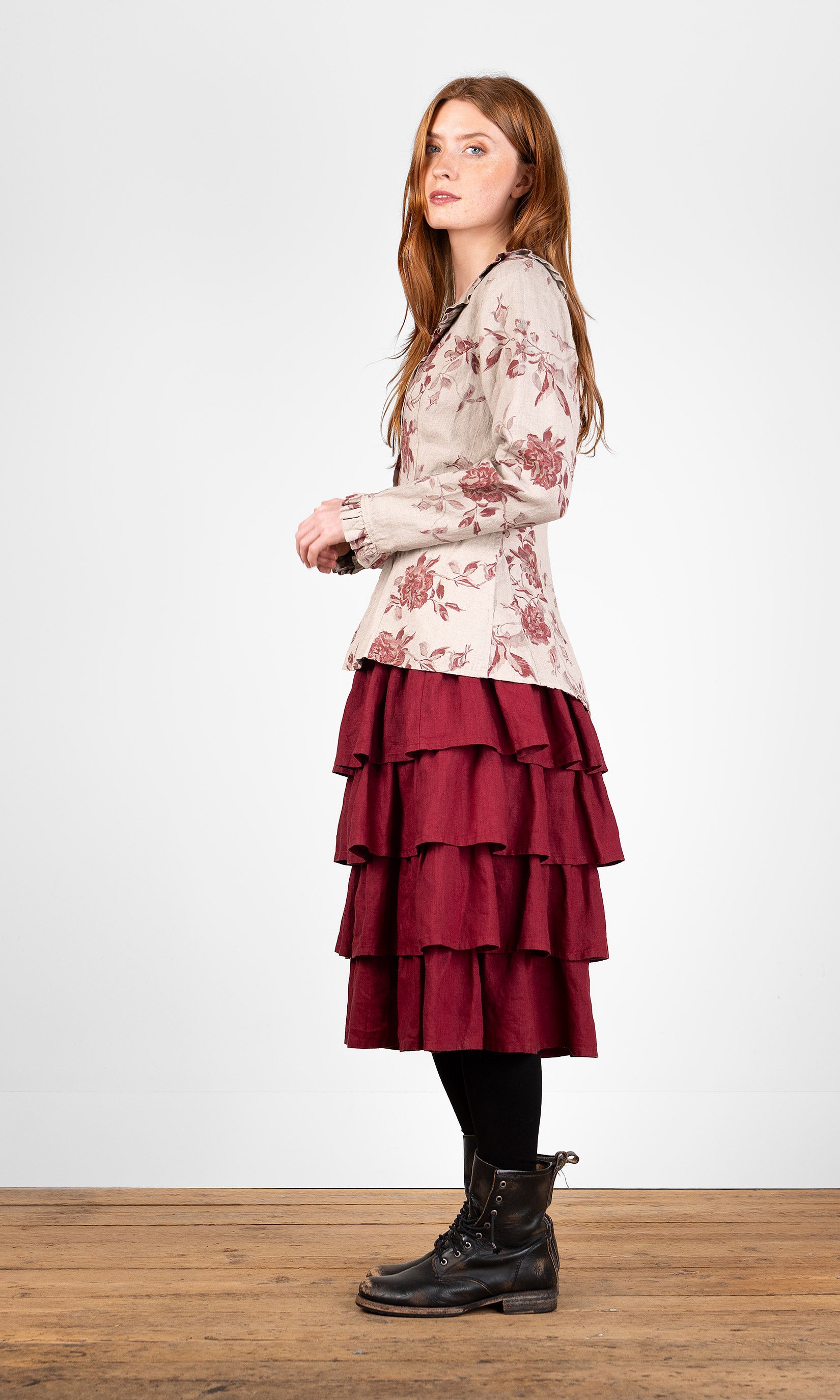 Blus med volanger och knäppning, naturblomma - Olars Ulla