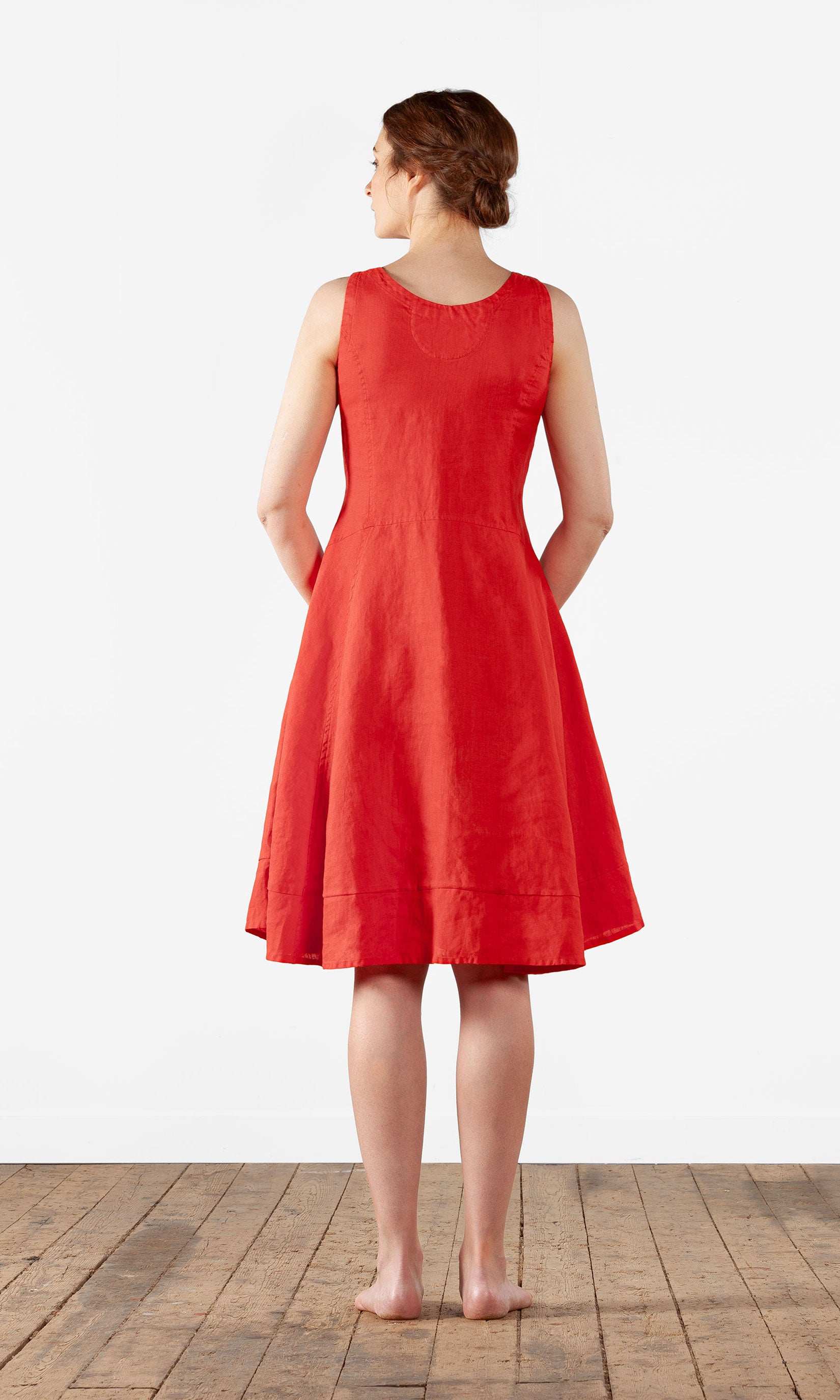 Linneklänning i kort, ärmlös modell, röd - Olars Ulla