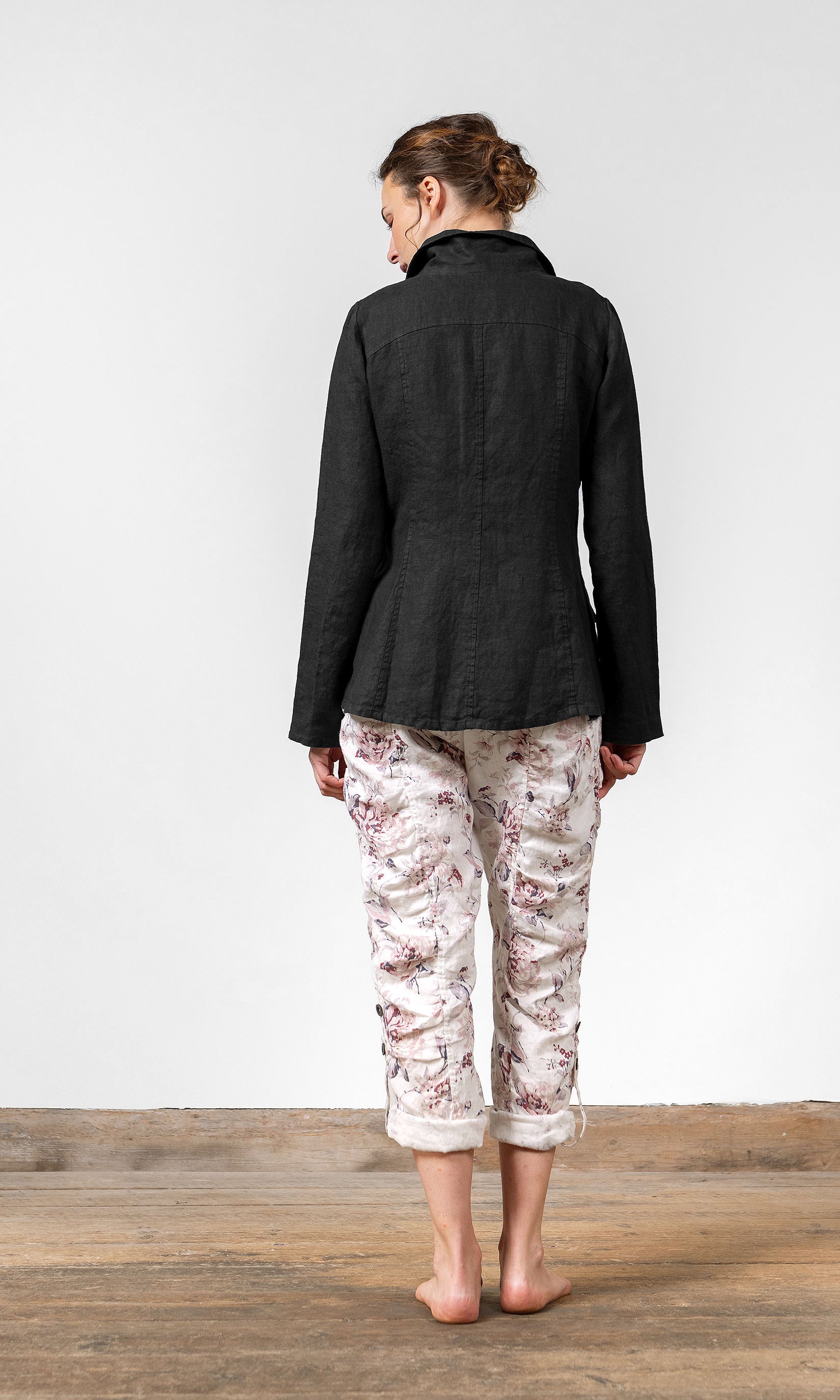 Linnekavaj i klassisk insvängd modell, svart - Olars Ulla