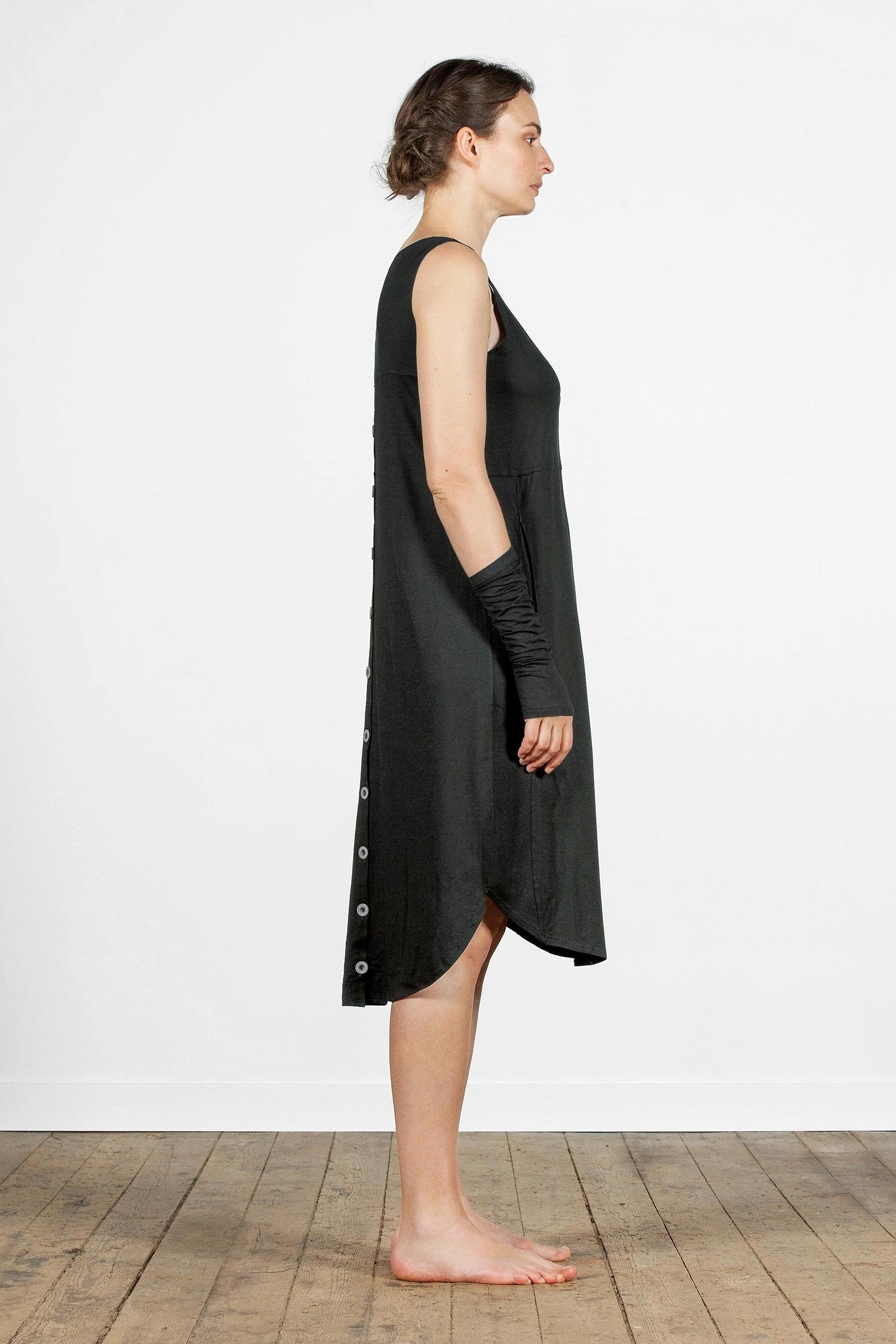 Viskosekleid - ärmellos mit Knöpfen hinten