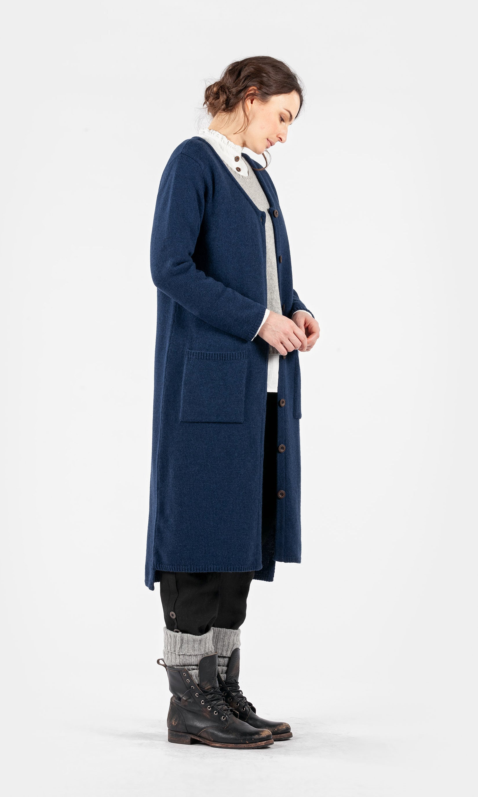 Lång cardigan i ull med hel knäppning, blå - Olars Ulla