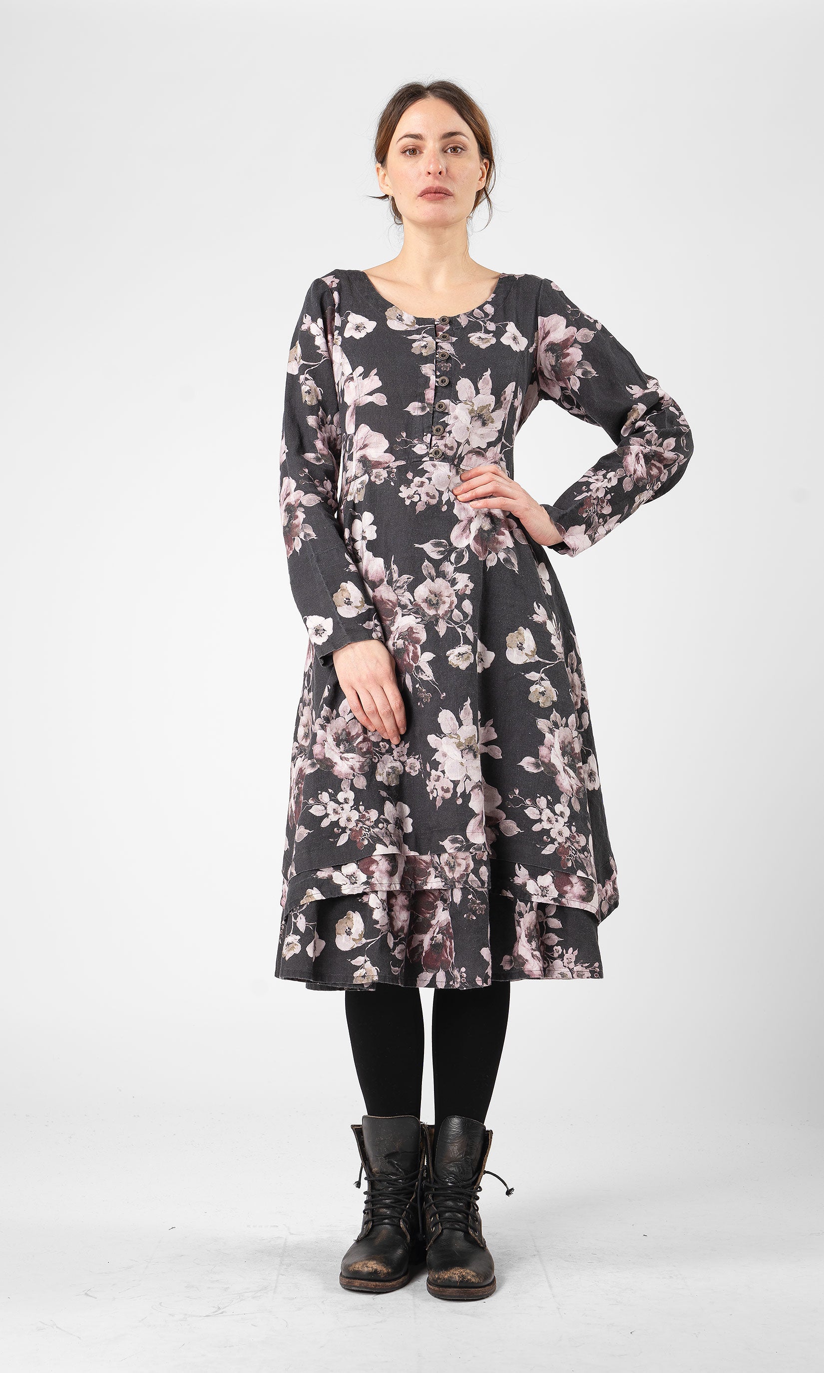 Linneklänning med lång ärm och knappar, blommig svart - Olars Ulla
