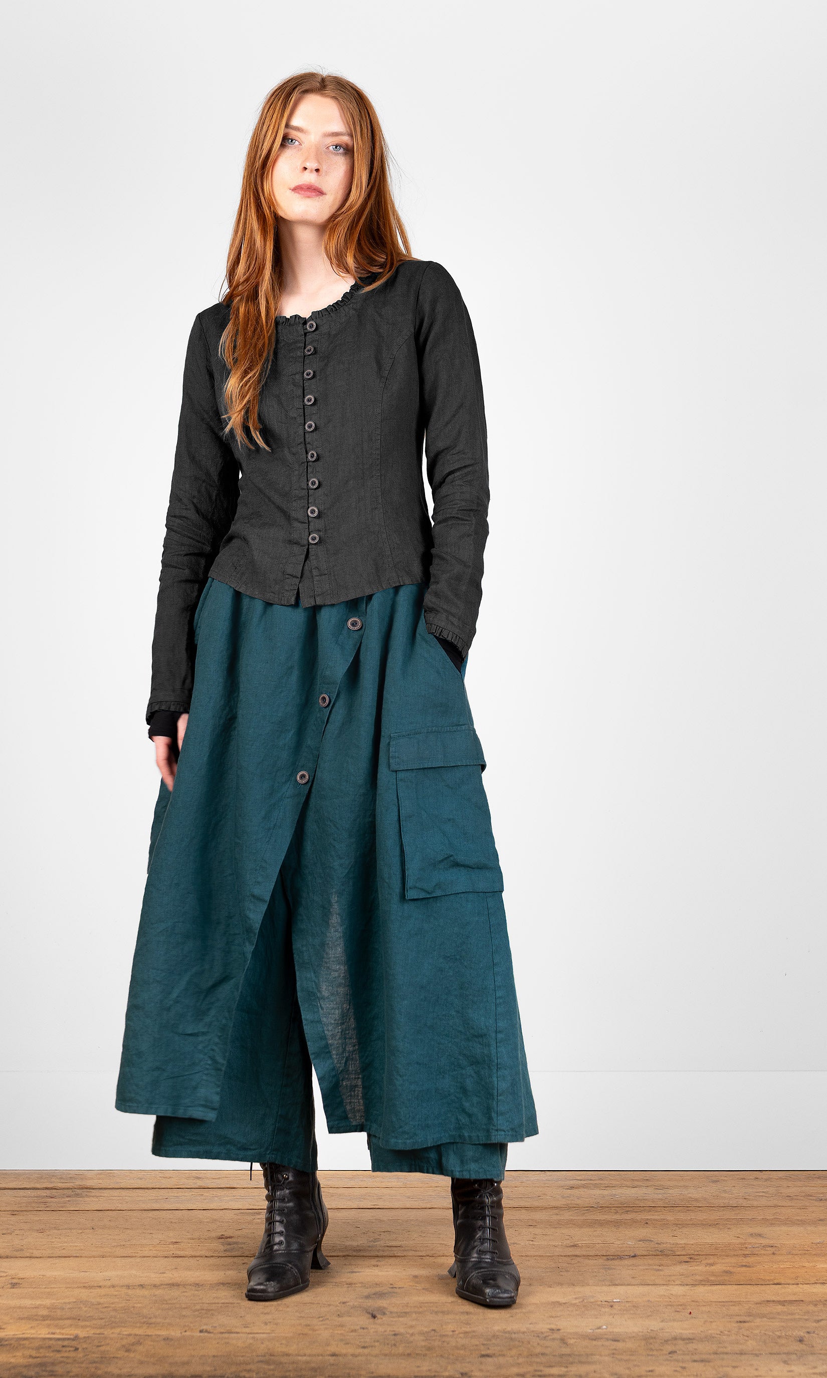 Blus med volangdetaljer, figursydd, svart - Olars Ulla