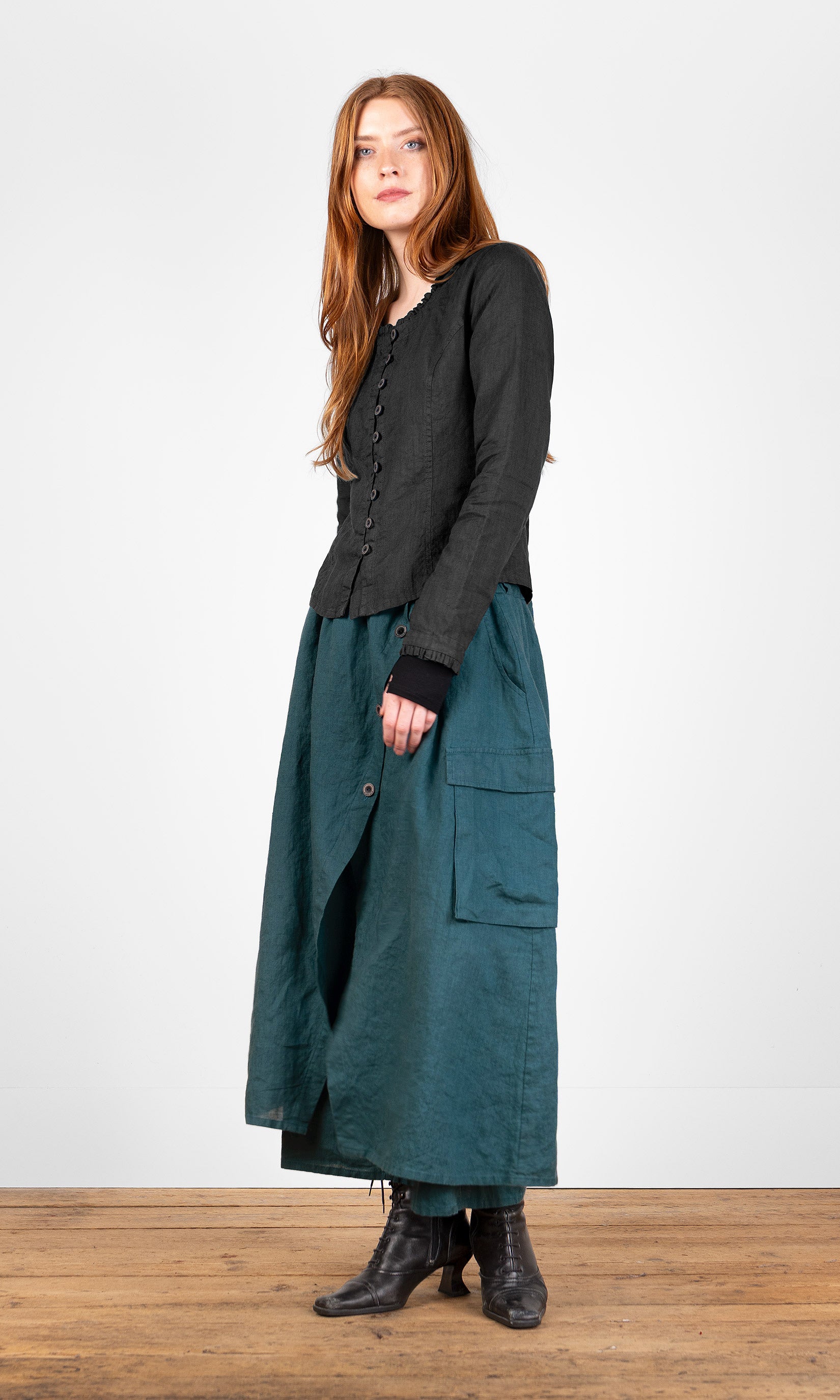 Blus med volangdetaljer, figursydd, svart - Olars Ulla
