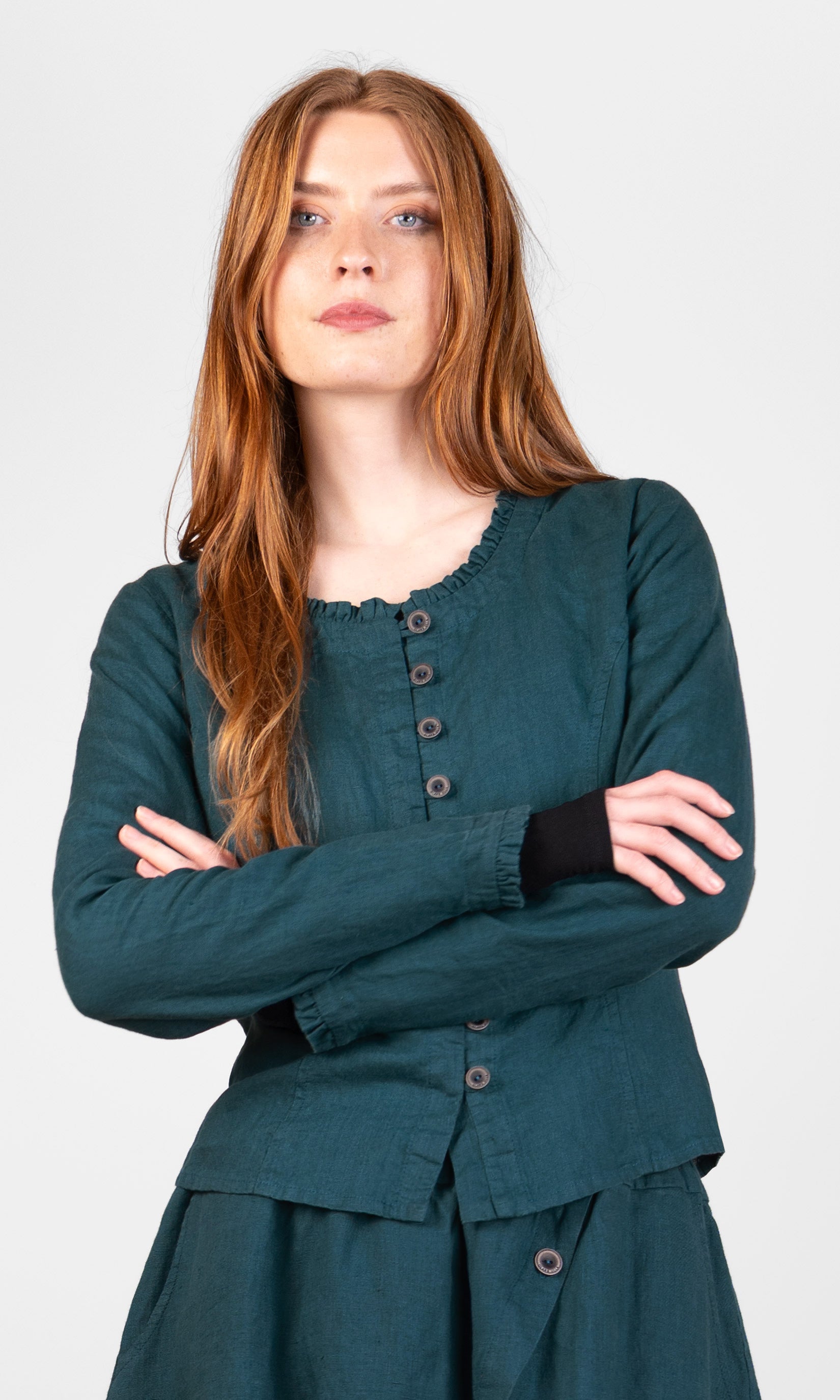 Blus med volangdetaljer, figursydd, petrolgrön - Olars Ulla