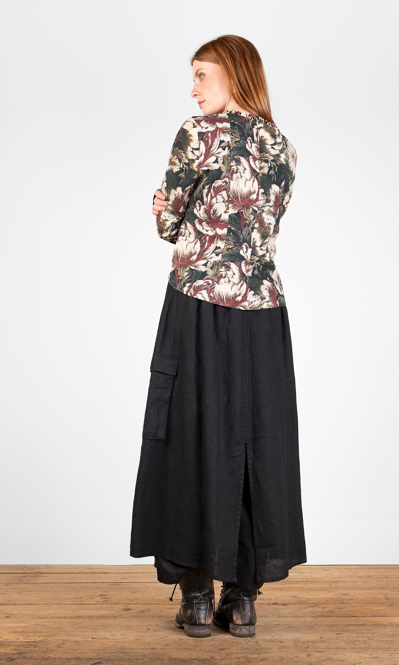Blus med volangdetaljer, figursydd, svart blomma - Olars Ulla