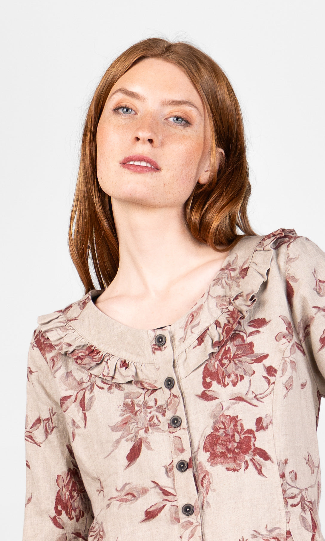 Blus med volanger och knäppning, naturblomma - Olars Ulla