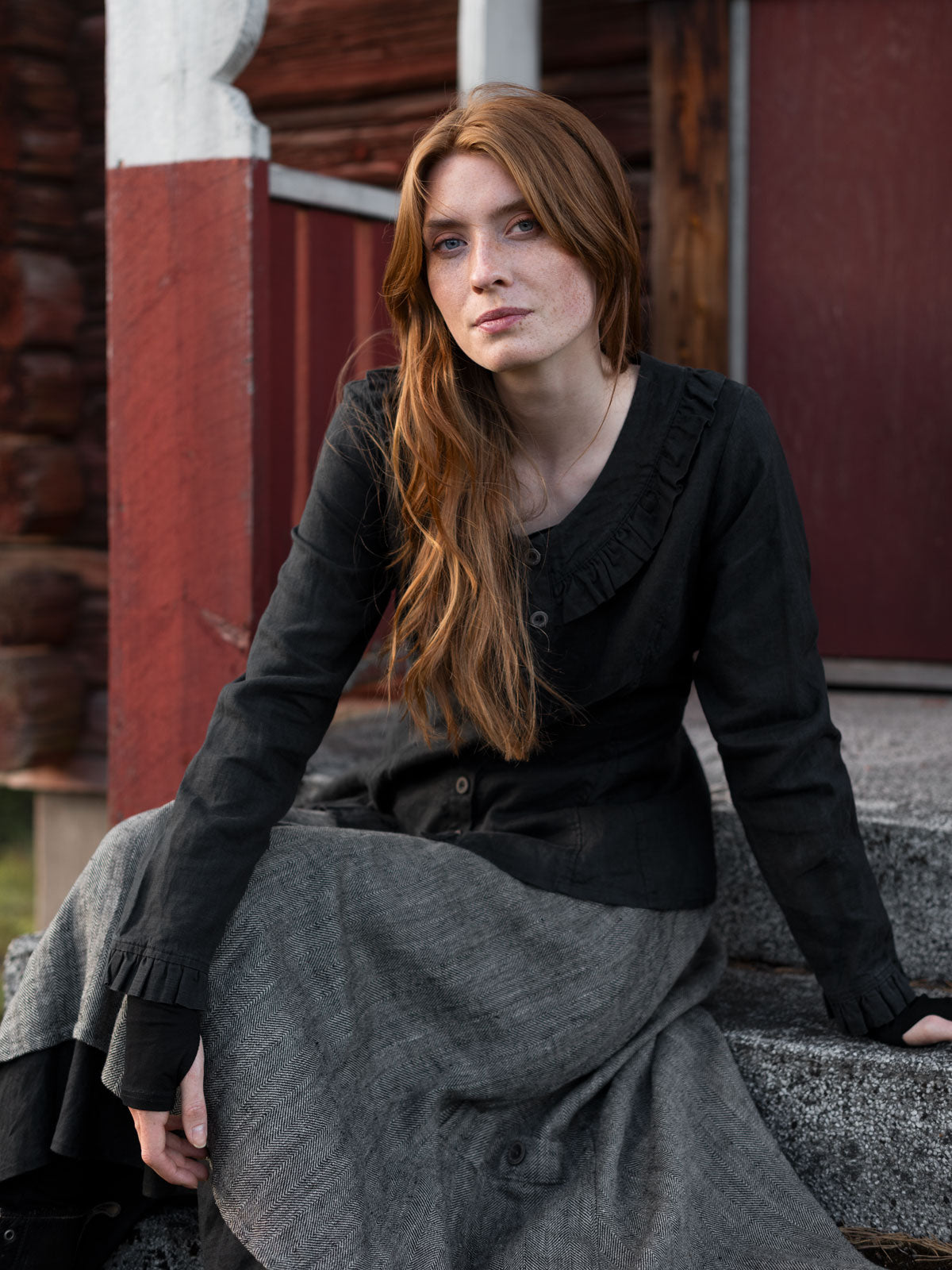 Blus med volanger och knäppning, svart - Olars Ulla