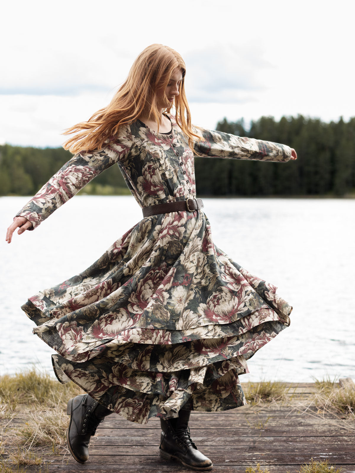 Linneklänning med lång ärm och knappar, svart blomma - Olars Ulla